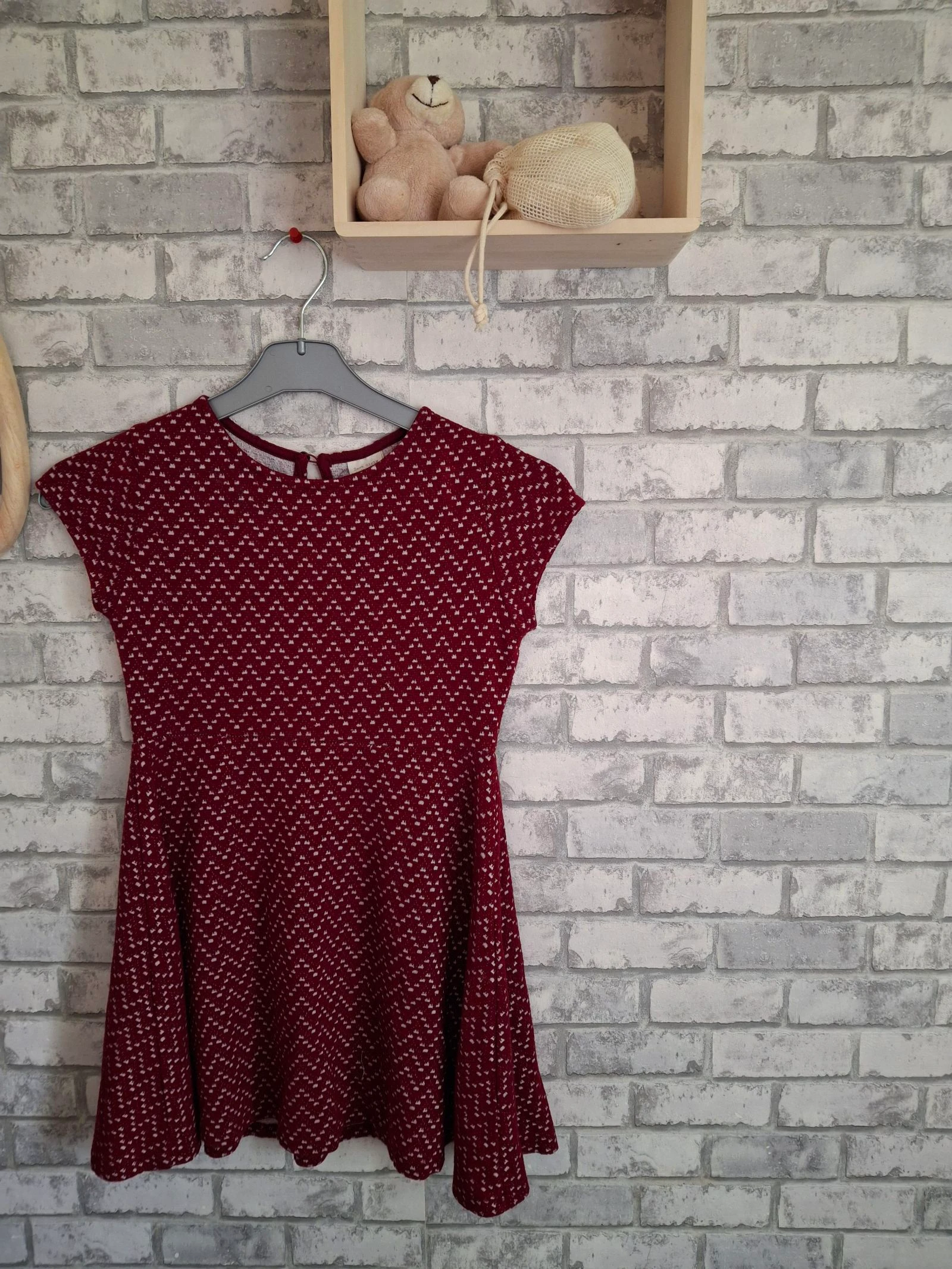 Robe Patineuse bordeaux à petits motifs taille 9 ans zara